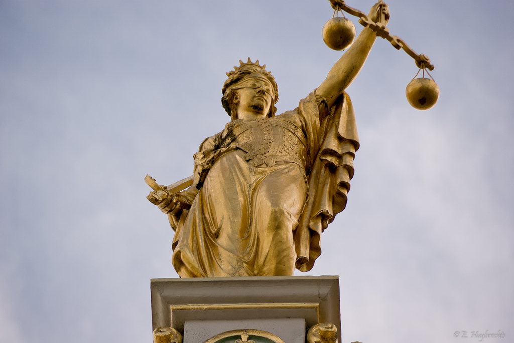 Golden Lady Justice, Bruges, Belgium (by flickr user Emmanuel Huybrechts, https://creativecommons.org/licenses/by/2.0/)